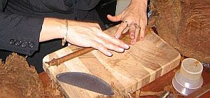 Zigarrenrollung ´totalmente a mano´- auf dem Foto allerdings von Frauenhand