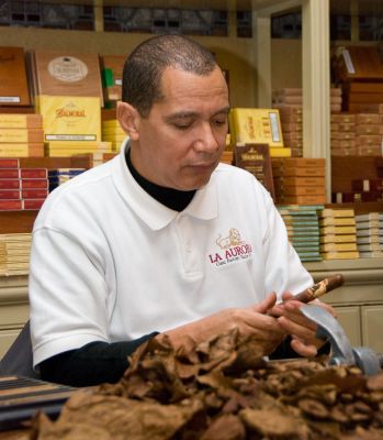 Luis Lopez – Zigarrenroller der LA AURORA CIGAR FACTORY